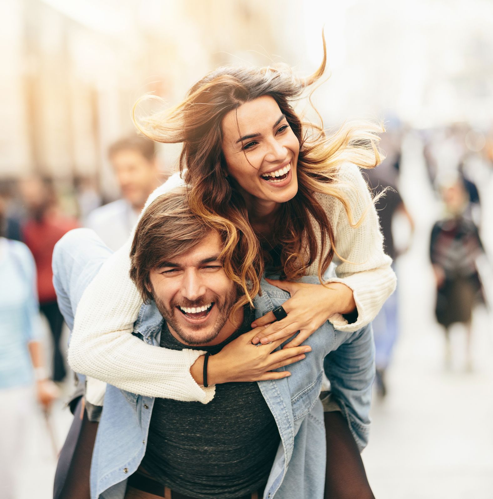 Couple heureux lors de leur premier rendez-vous après s’être connus sur une plateforme de rencontre dans un environnement urbain. L’image montre des rencontres en ligne en toute sécurité, une découverte mutuelle et une relation respectueuse.