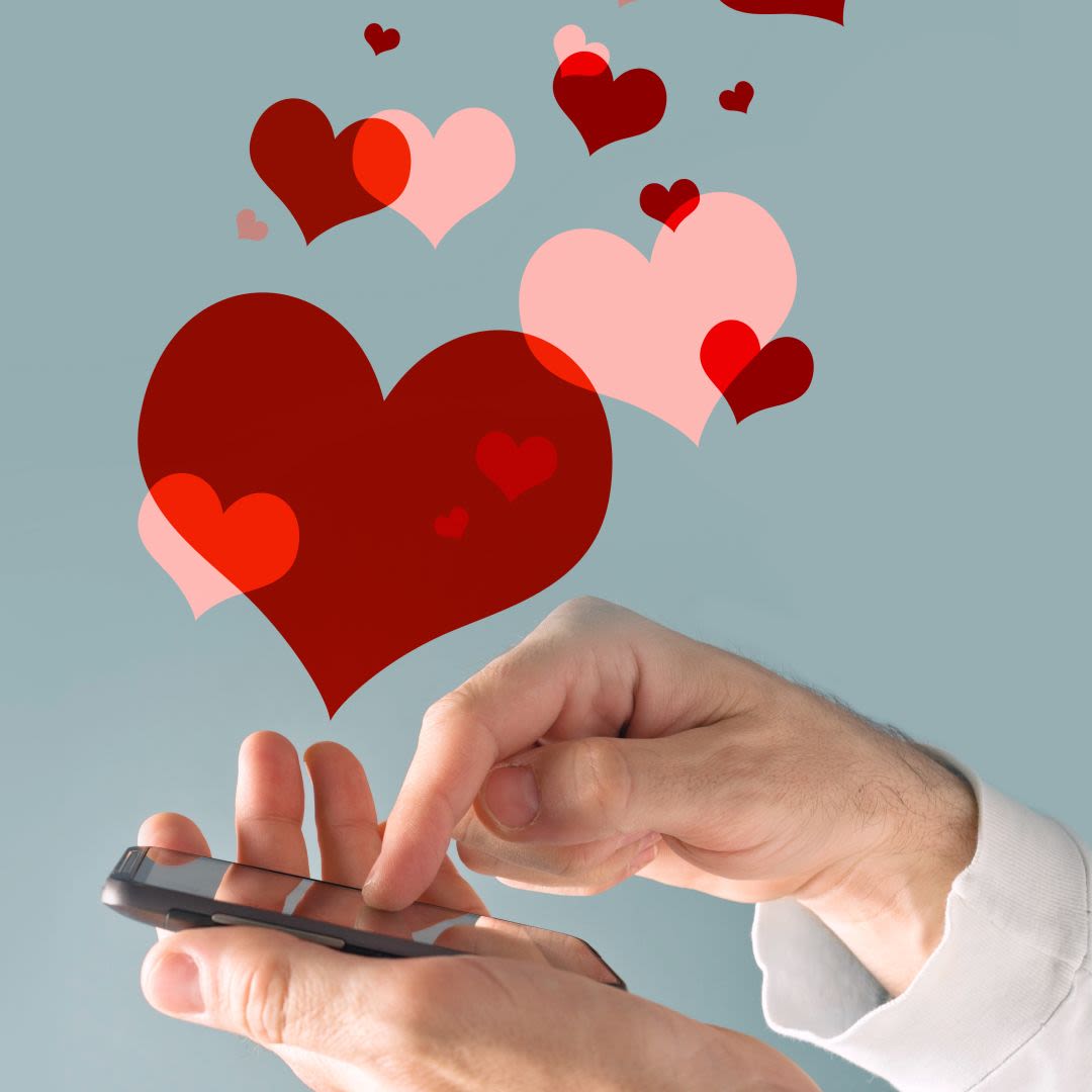 Main d’un homme tenant un smartphone pour chercher un site de rencontre sérieux, avec des cœurs illustrant une rencontre sérieuse et une relation durable.